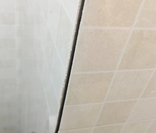 红安瓷砖空鼓维修公司分享阳台瓷砖脱落的修复过程可以分为以下几个步骤