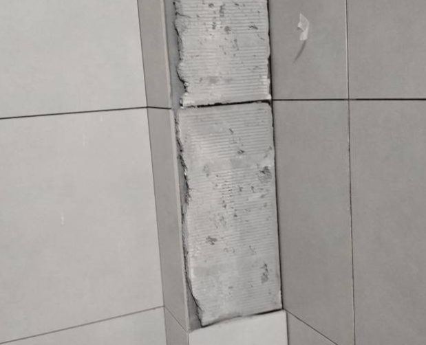 红安瓷砖空鼓维修公司分享下瓷砖施工前基层浇水润湿程度不足，可能导致以下问题