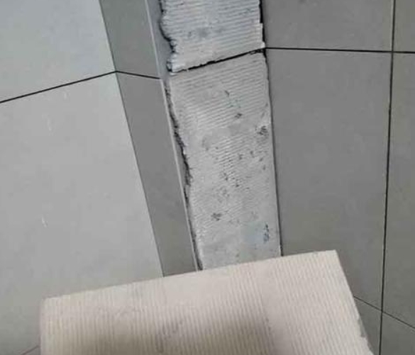 红安瓷砖空鼓维修公司分享下厨房瓷砖脱落的补救措施。